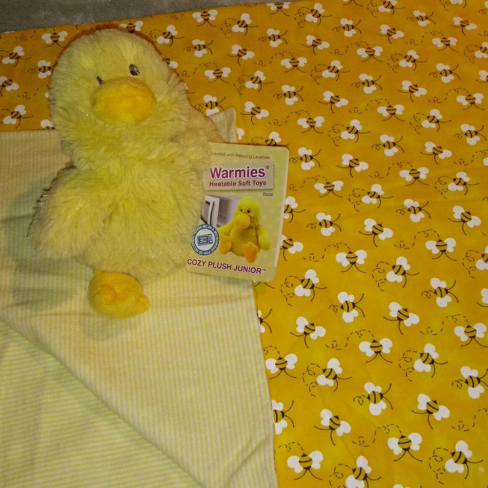 Yellow Bee Baby Blanket - Picture 3 of 7
